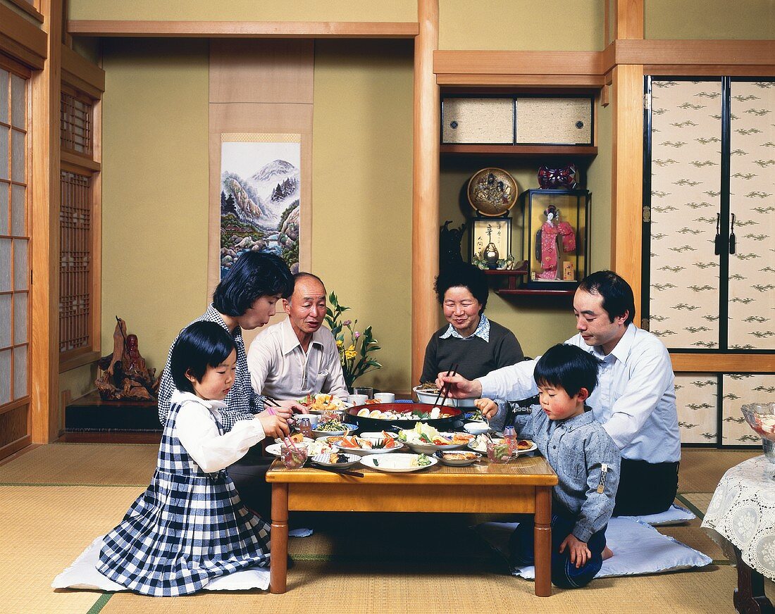 Japanische Familie beim Essen zuhause