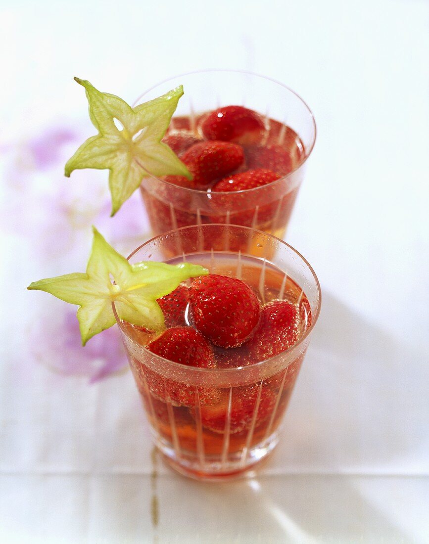 Erdbeerbowle in Gläsern mit Karambolenscheiben