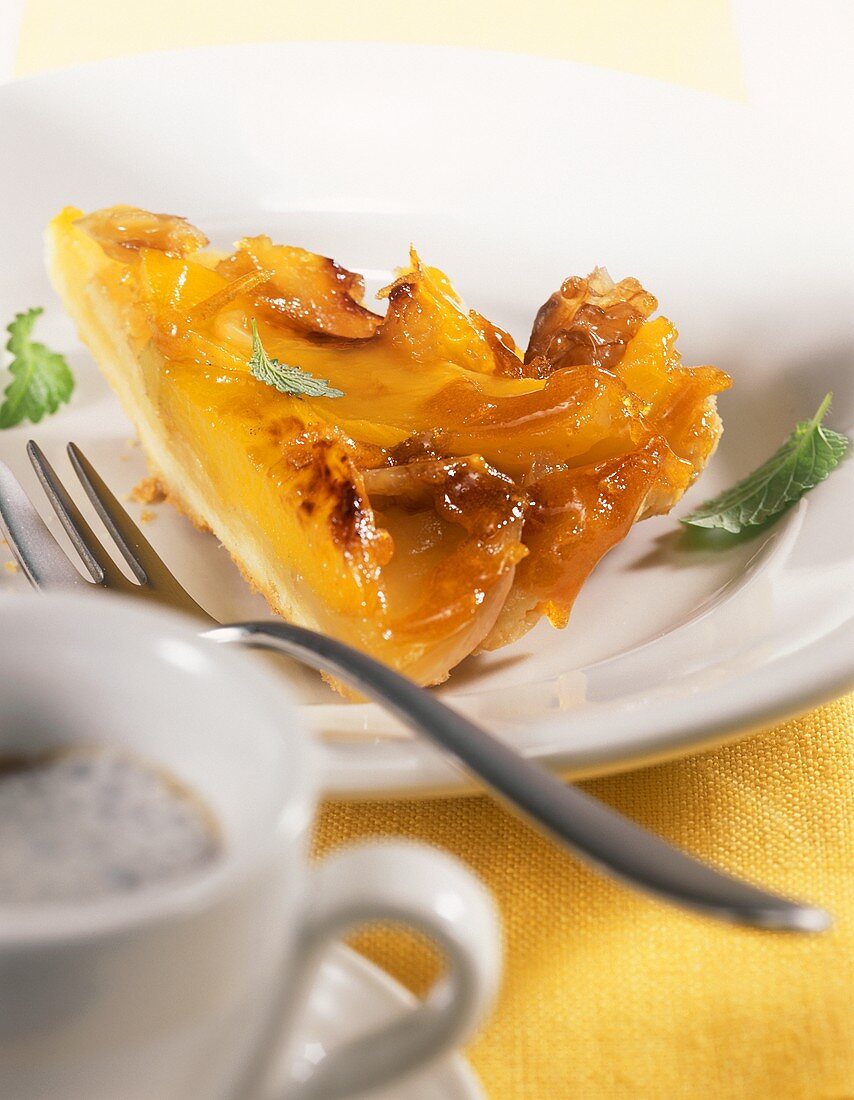 Stück Mango-Apfel-Tarte mit karamellisierten Walnüssen