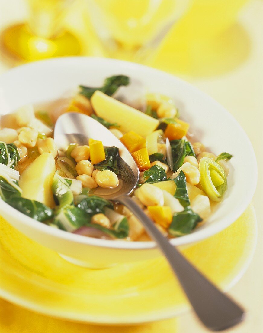 Arabischer Kichererbseneintopf mit Mangold und Zitrone