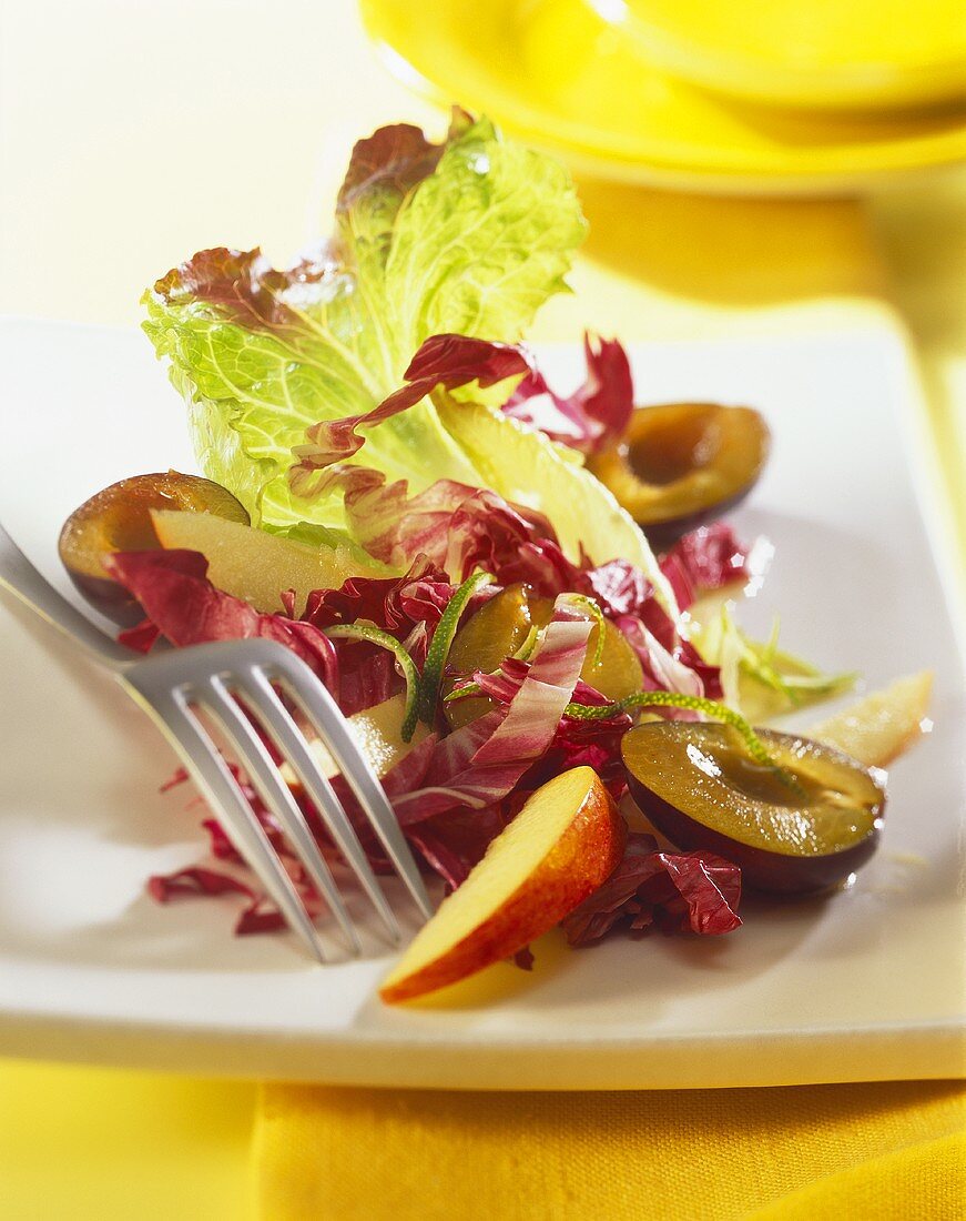 Autumn salad with radicchio, apple and plums