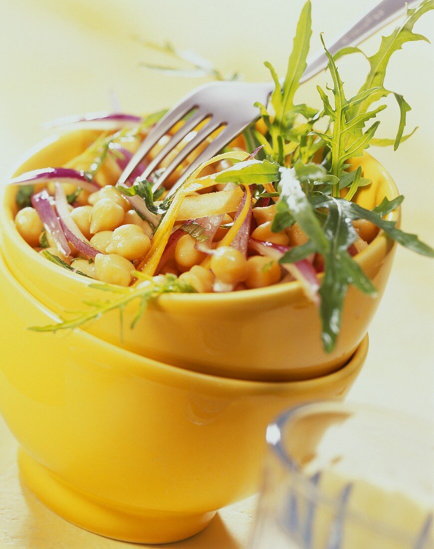 Kichererbsen-Salat mit Möhren, roten Zwiebeln und Rauke