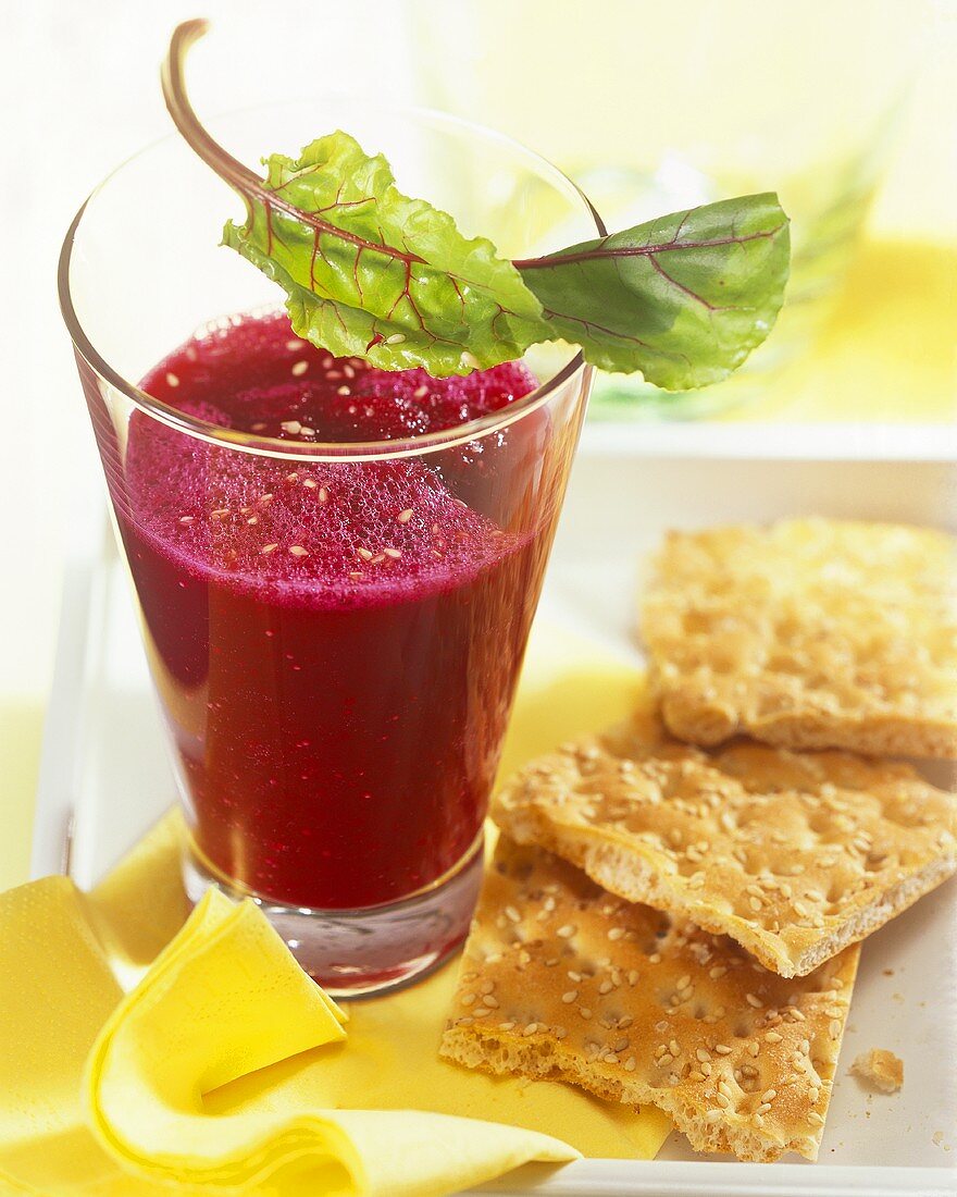 Beetroot and apple drink with sesame; crispbread