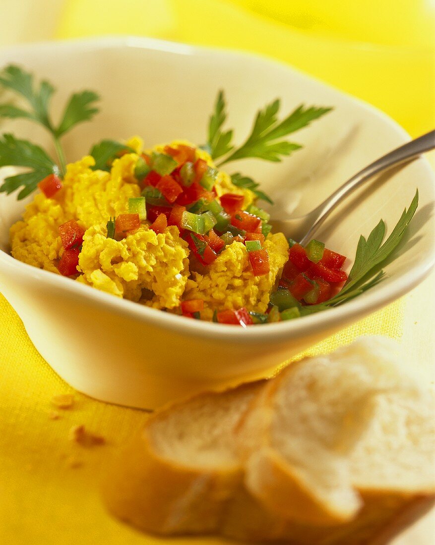 Hummus mit Sesam, Paprikawürfeln und Weißbrot