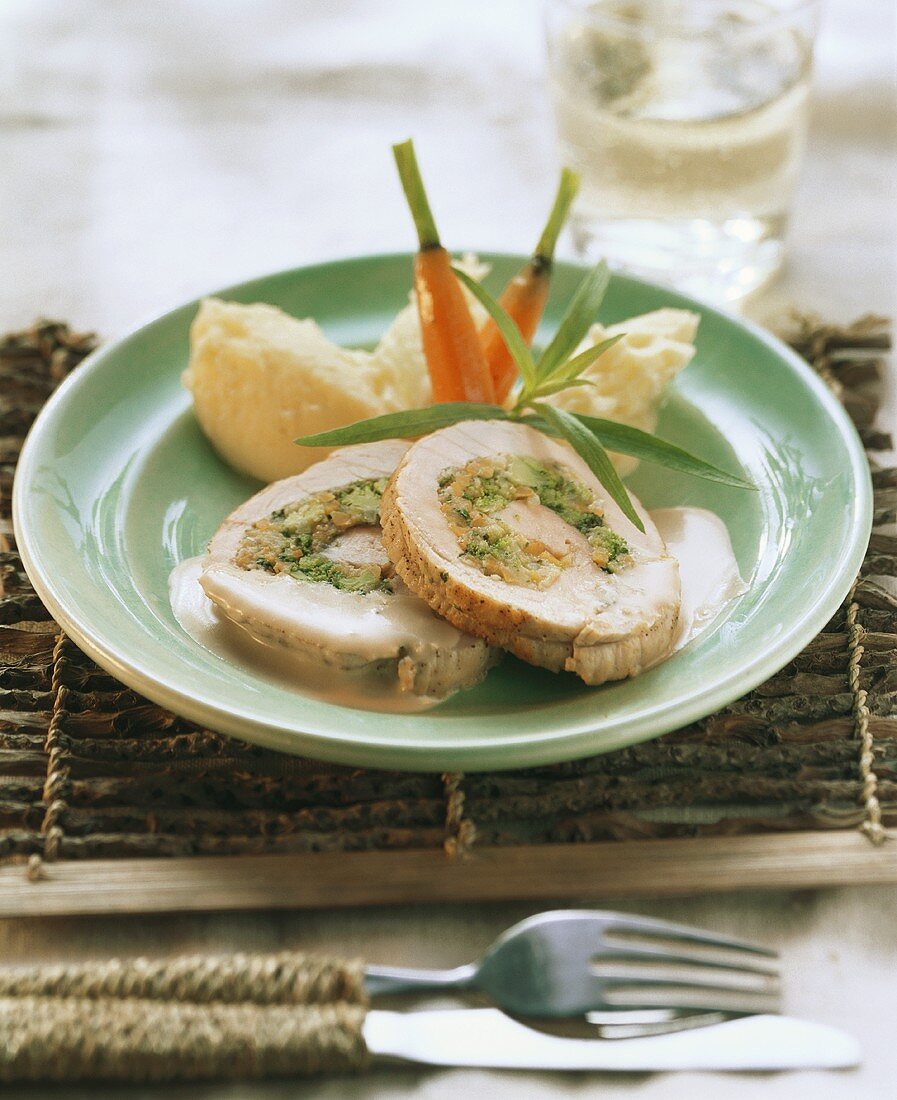 Putenrollbraten mit Gemüsefüllung, Kartoffelpüree und Möhren