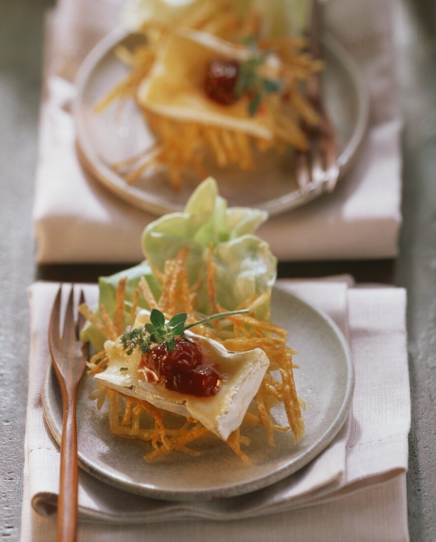 Kartoffelrösti mit Camembert und Preiselbeeren