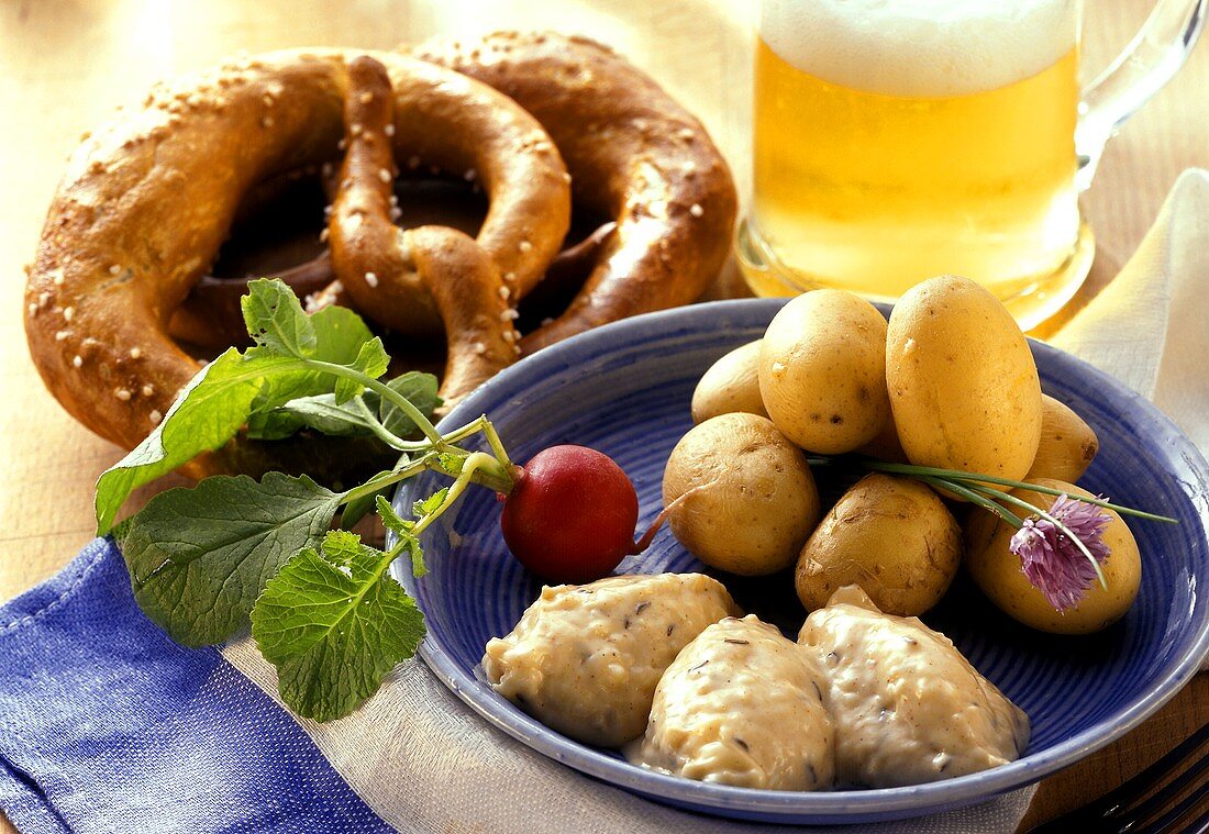 Neue Kartoffeln mit Obatzta, Radieschen, Brezeln und Bier