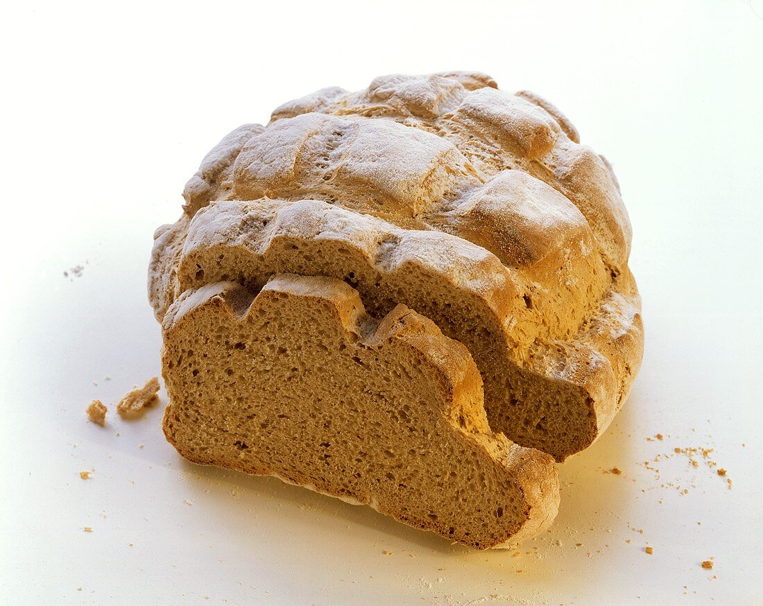 Rundes Brot mit abgeschnittener Brotscheibe
