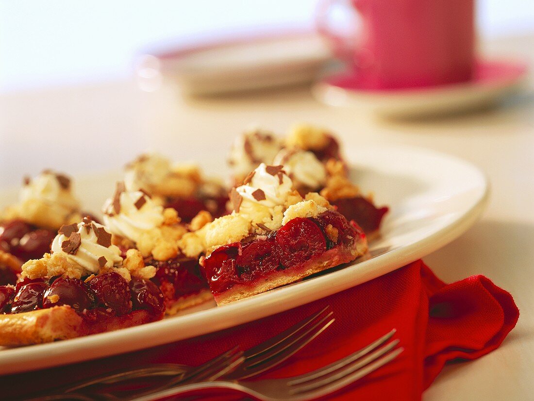 Cherry crumble tarts with cream and grated chocolate