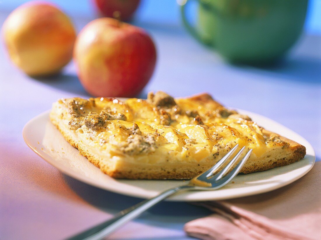 Stück Apfelkuchen mit Mohnstreusel