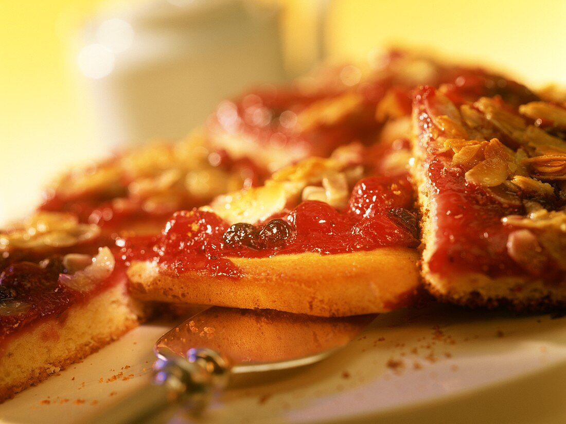 Rote-Grütze-Butterkuchen mit Mandelblättchen