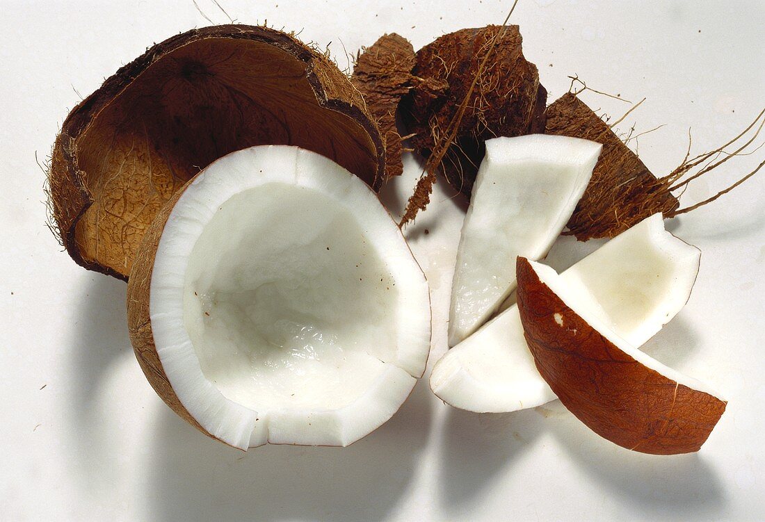 Halbe Kokosnuß & Kokosstücke
