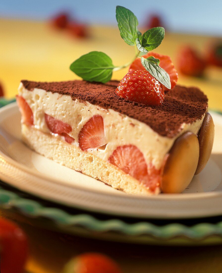 Stück Erdbeer-Tiramisu-Torte mit Biskuitplätzchen