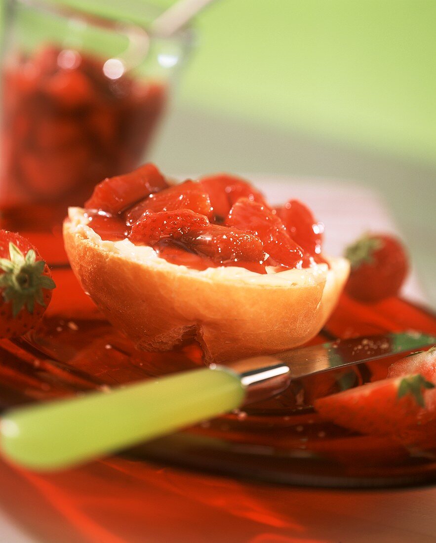 Halbes Brötchen mit Erdbeer-Rhabarber-Konfitüre