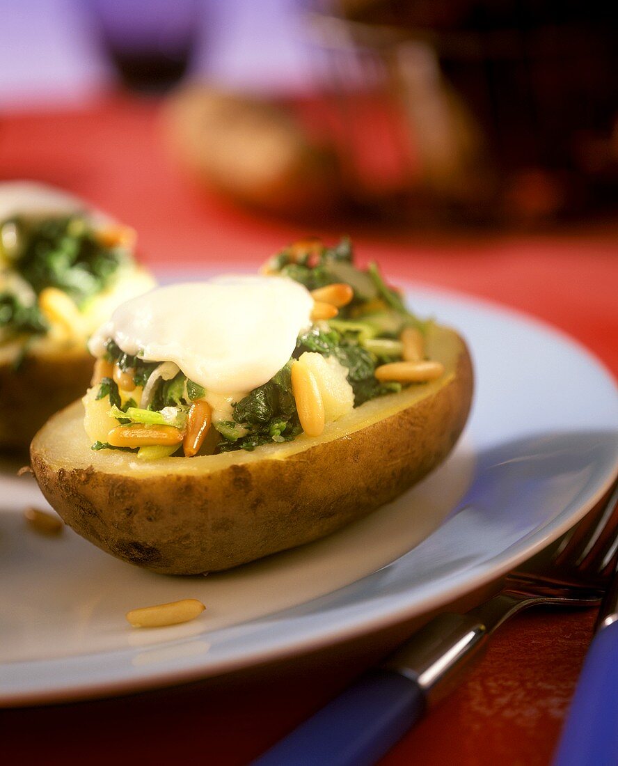 Stuffed potatoes with spinach, pine nuts and mozzarella