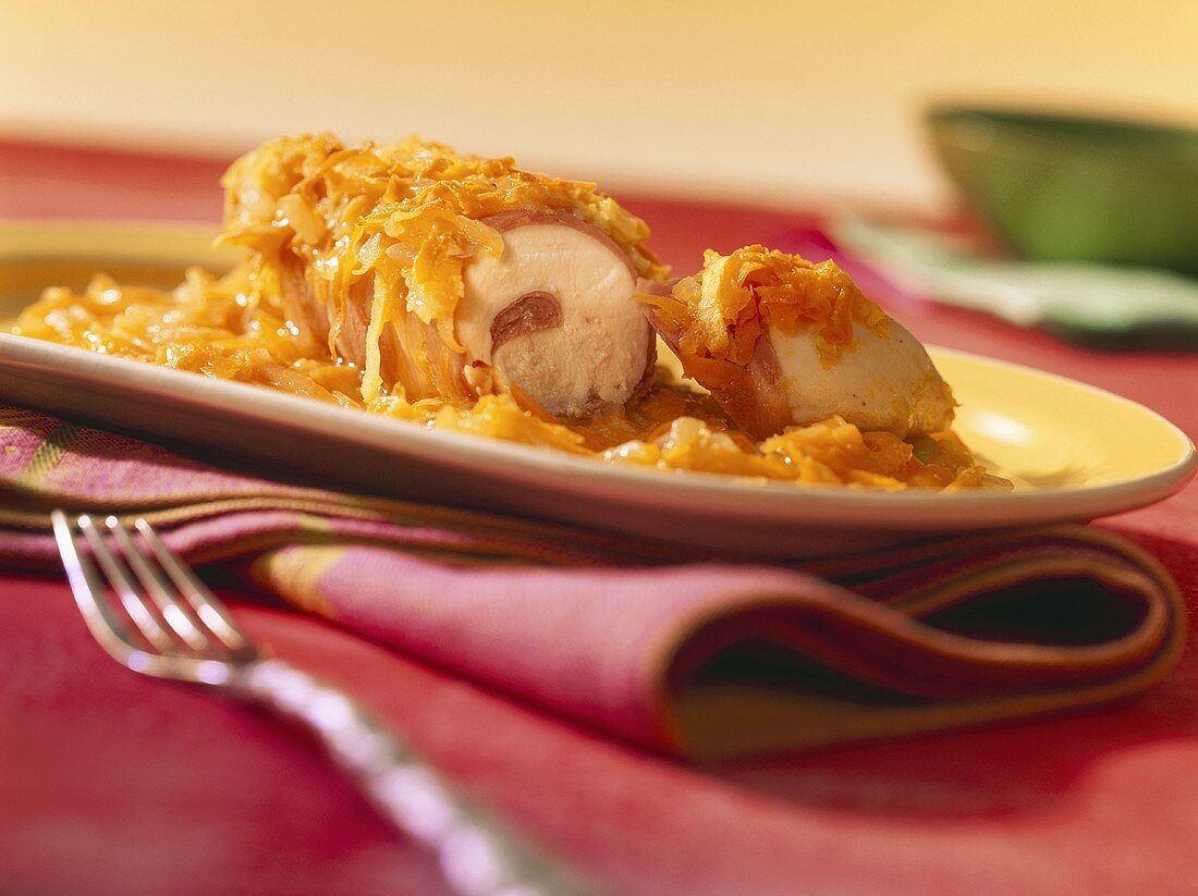 Hähnchenbrust mit Schinken, Apfel und Zwiebel