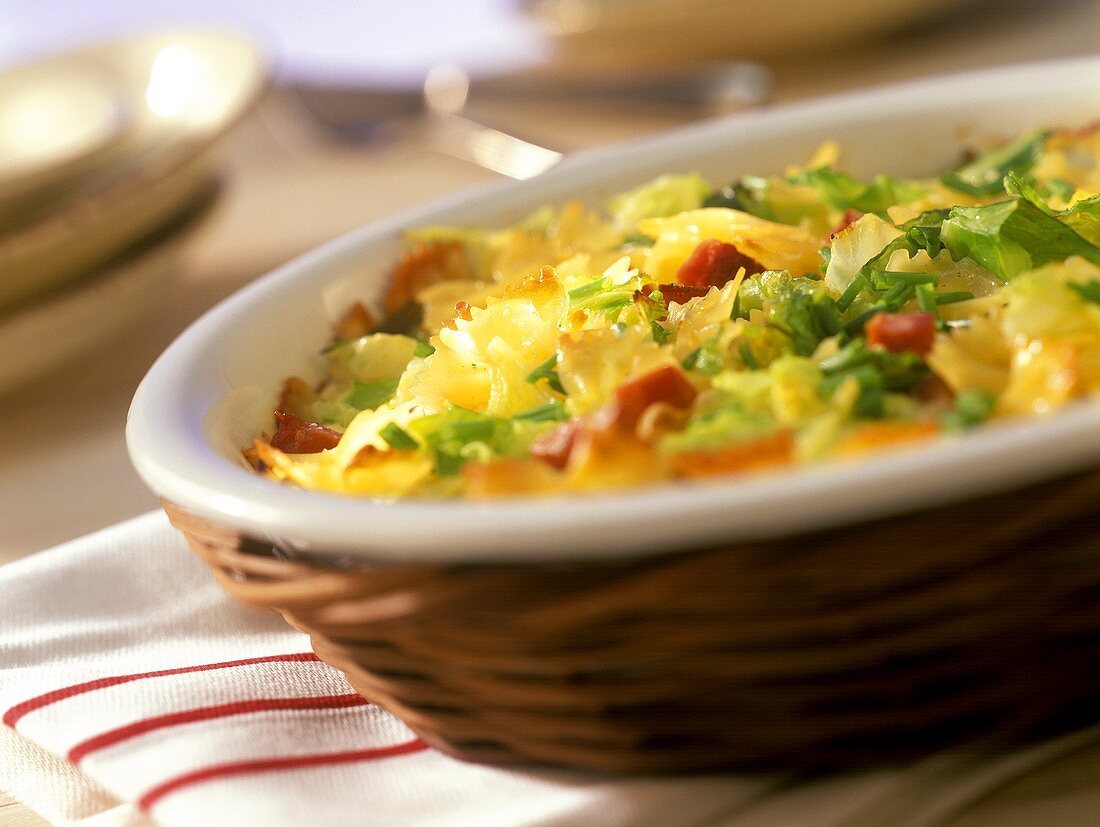 Farfalle bake with pointed cabbage and ham