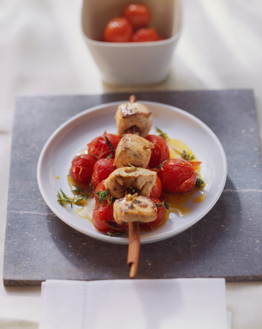 Poulard on cinnamon skewer on saffron tomatoes with thyme