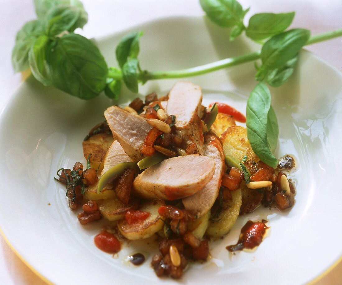 Bratkartoffelsalat mit Kaninchen, Pinienkernen, Basilikum