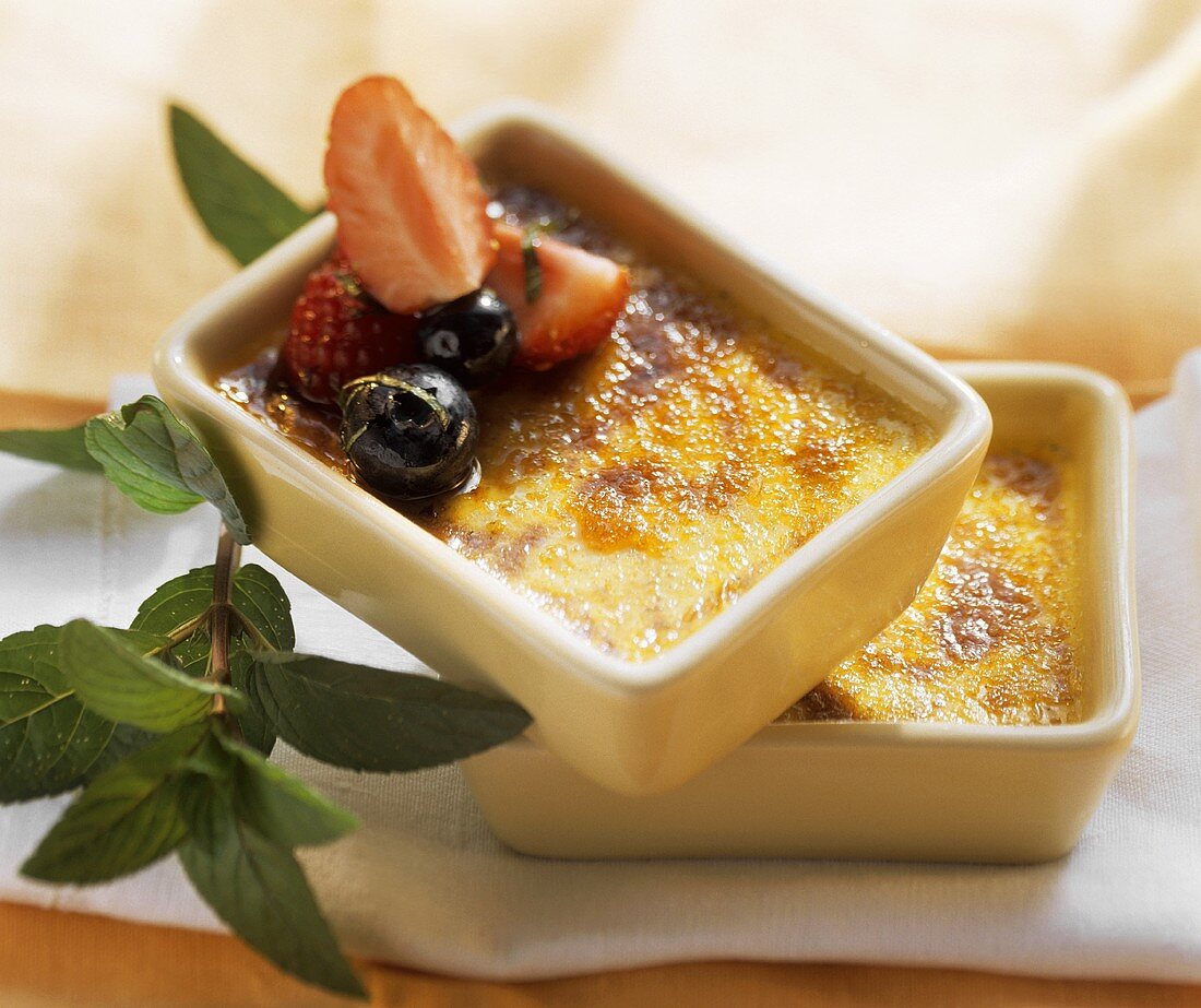 Creme brulee mit Beeren und Pfefferminze