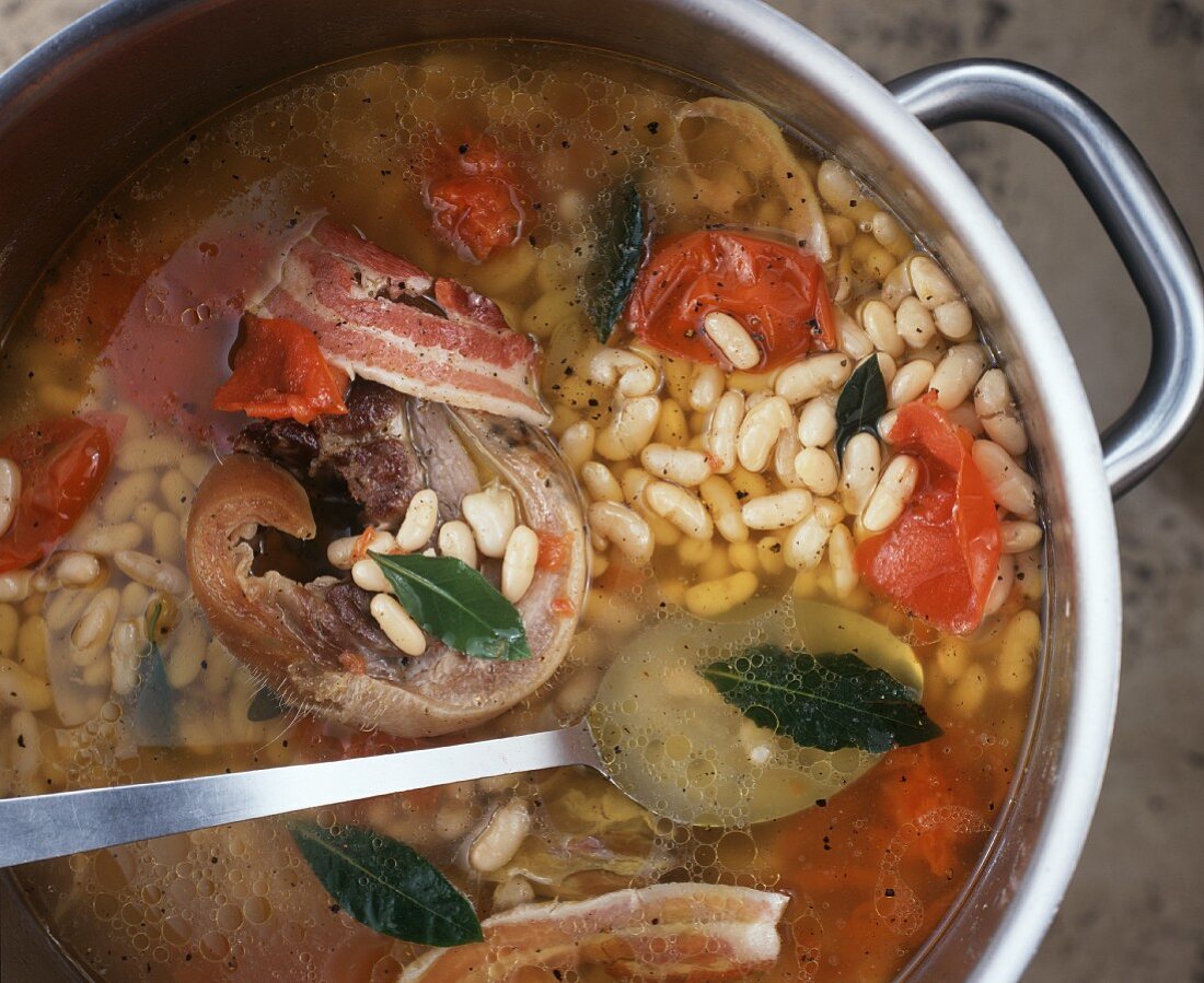 Favata (Bohneneintopf mit Speck und Tomaten, Italien)