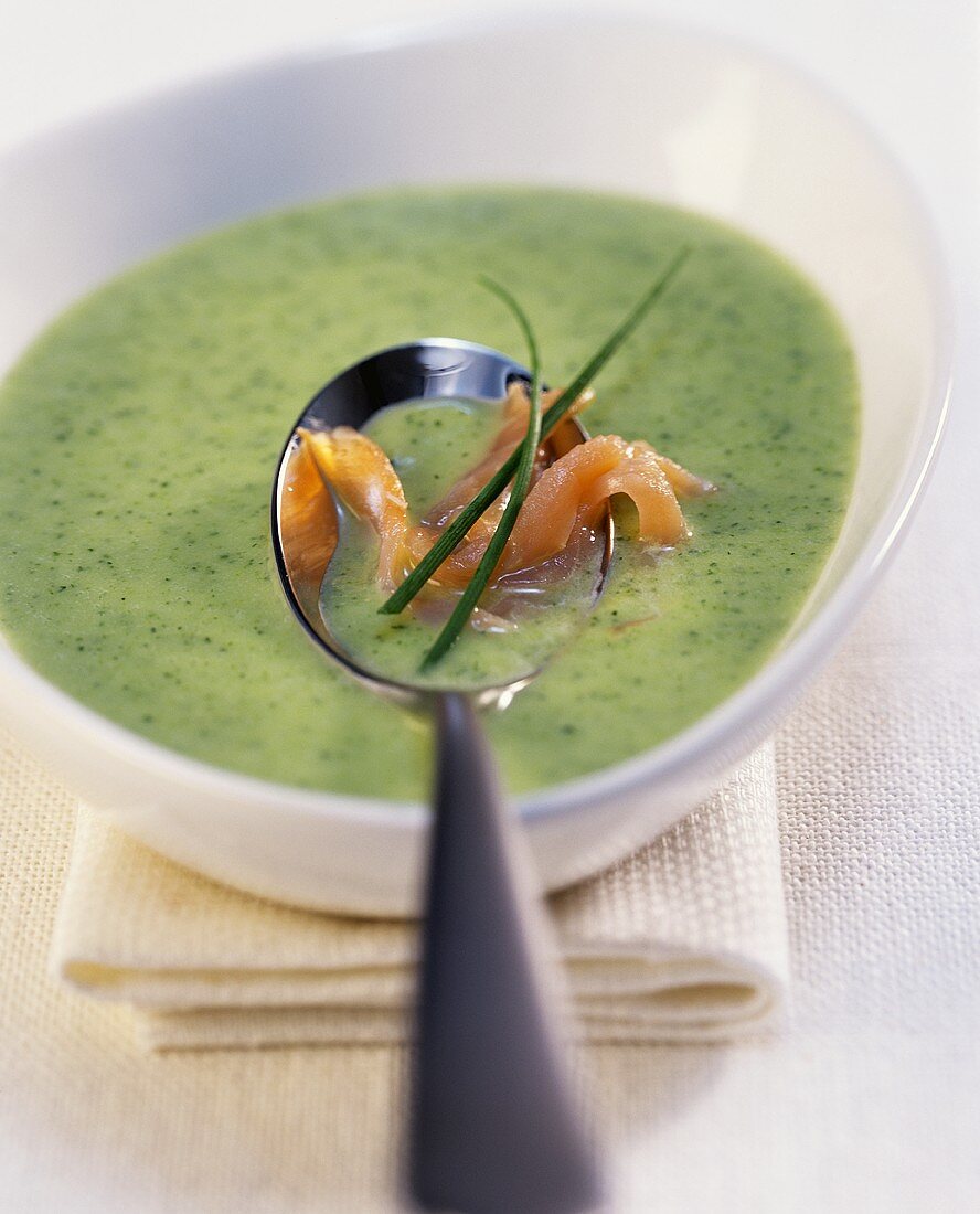 Zucchinicremesuppe mit Lachs