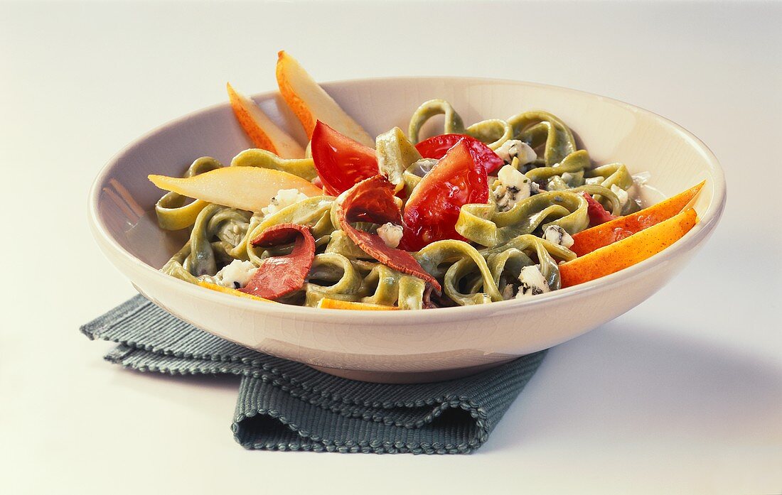 Nudelsalat mit Birnen, Roastbeef, Tomaten und Roquefort