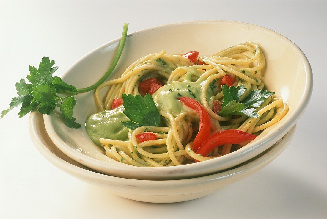Spaghetti mit Avocadopüree, Tomaten und frischer Petersilie