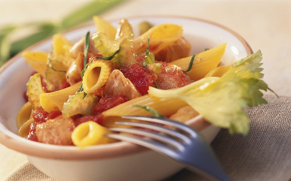 Penne al ragù di sedano e pollo (Nudeln mit Huhn & Sellerie)