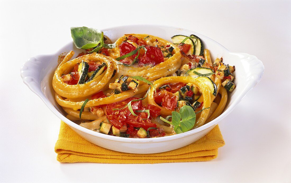Pasta gratin with courgettes, tomatoes and basil