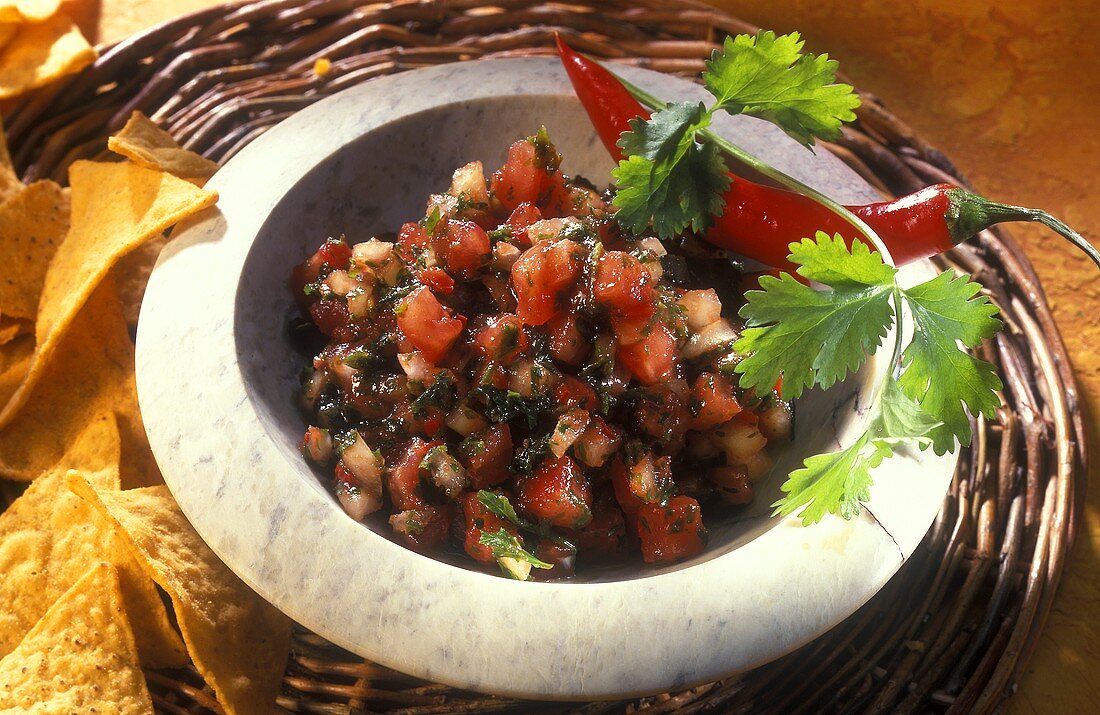 Mexikanischer Koriander-Tomaten-Dip mit Tacochips
