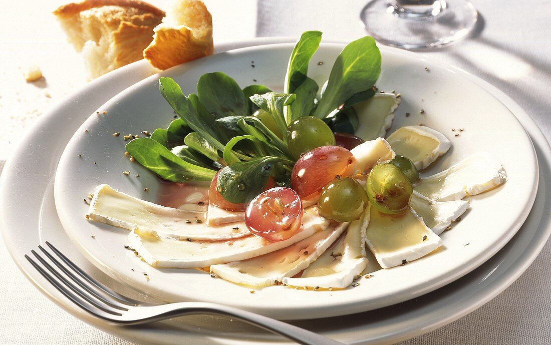 Ziegen-Camembert mit Vogerlsalat und Trauben (aus Österreich)