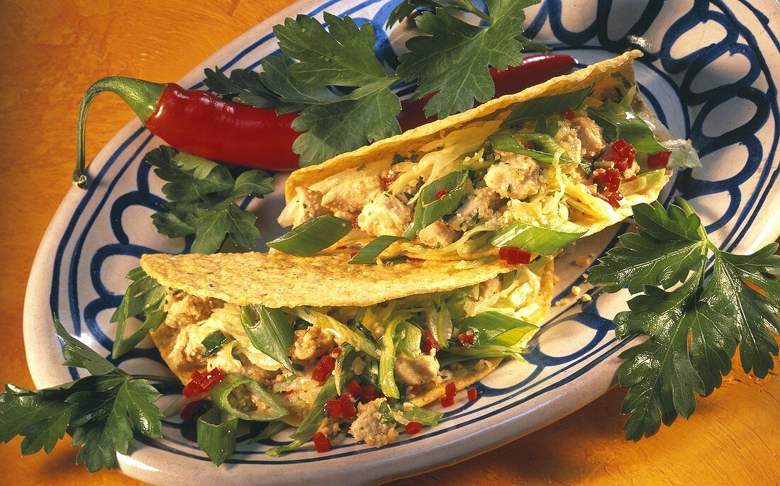 Tacos mit Hähnchensalat und Chili