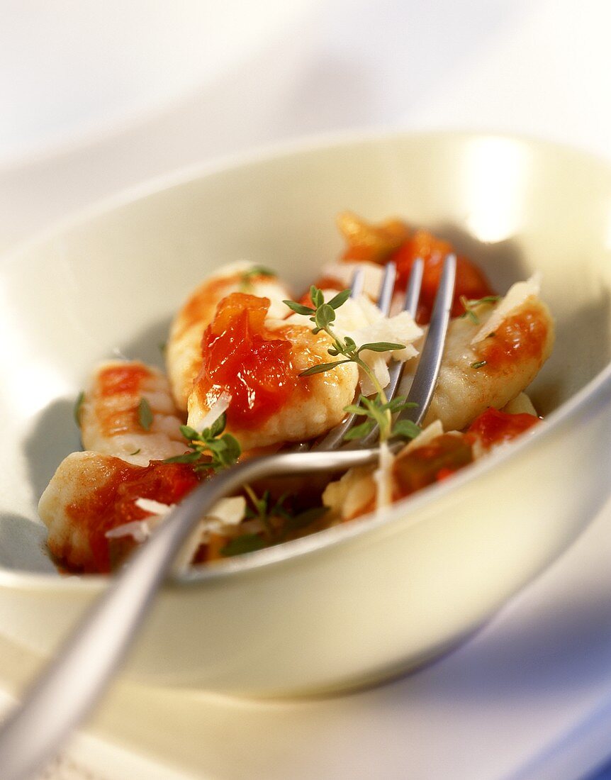 Gnocchi con salsa di peperoni (Nocken mit Paprikasauce)