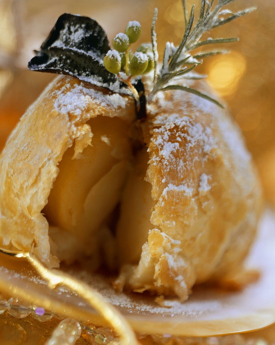 Vanille-Äpfel im Blätterteig mit Puderzucker (angeschnitten)