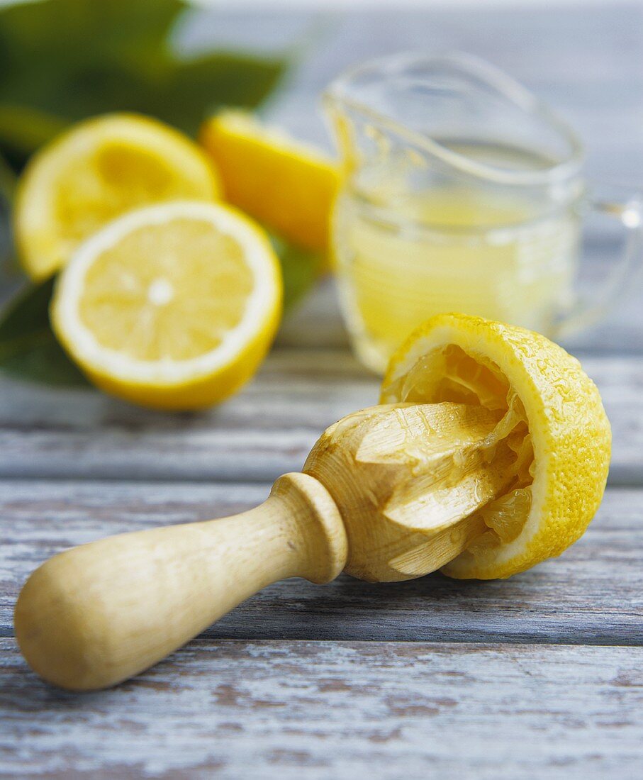 Ausgepresste Zitrone, Zitronensaft und Zitronenhälften