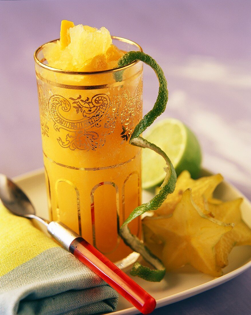 Orangen-Limetten-Drink mit Karambolen