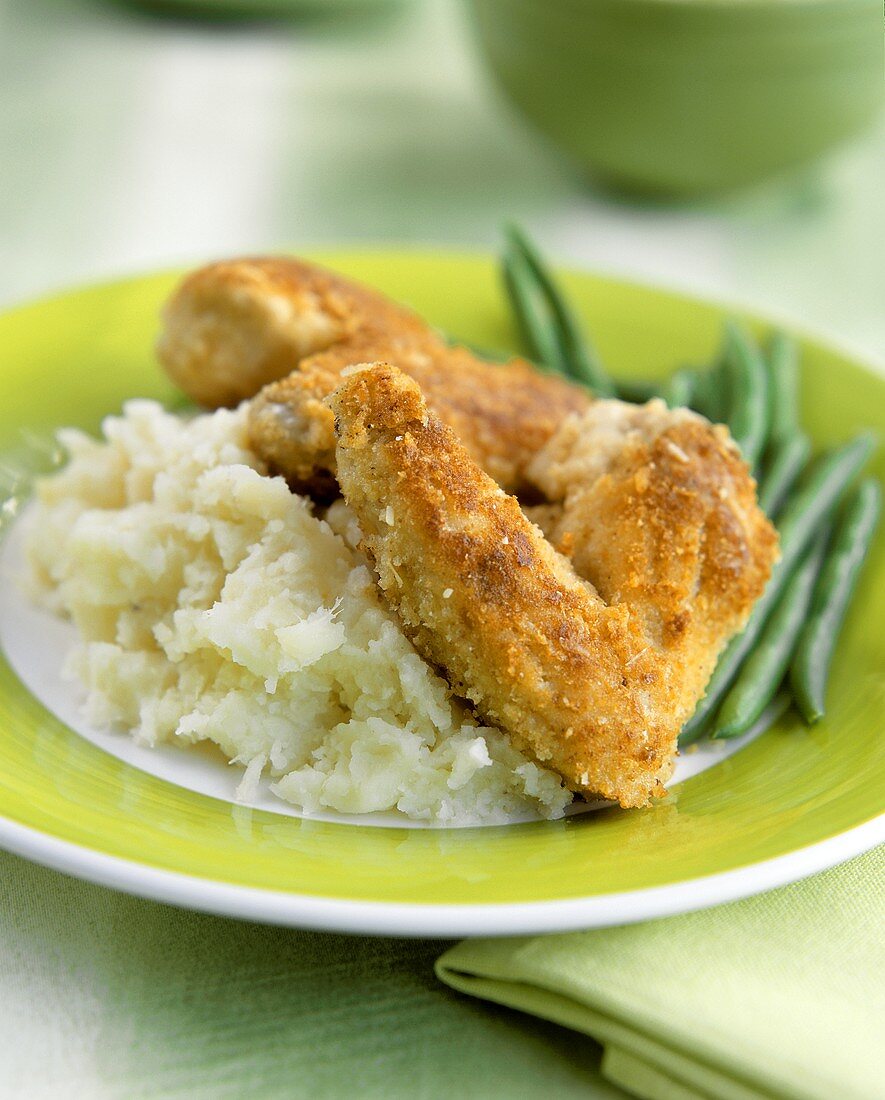 Breaded chicken with mashed potatoes and green beans