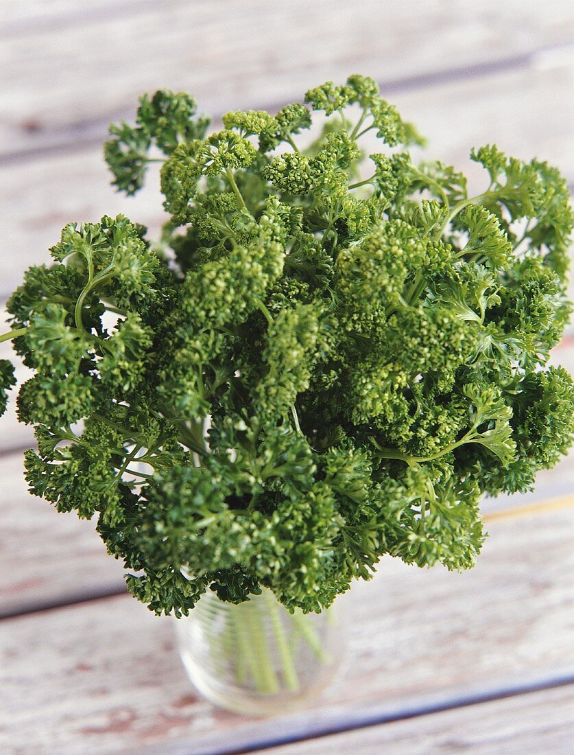 Curled parsley in tumbler