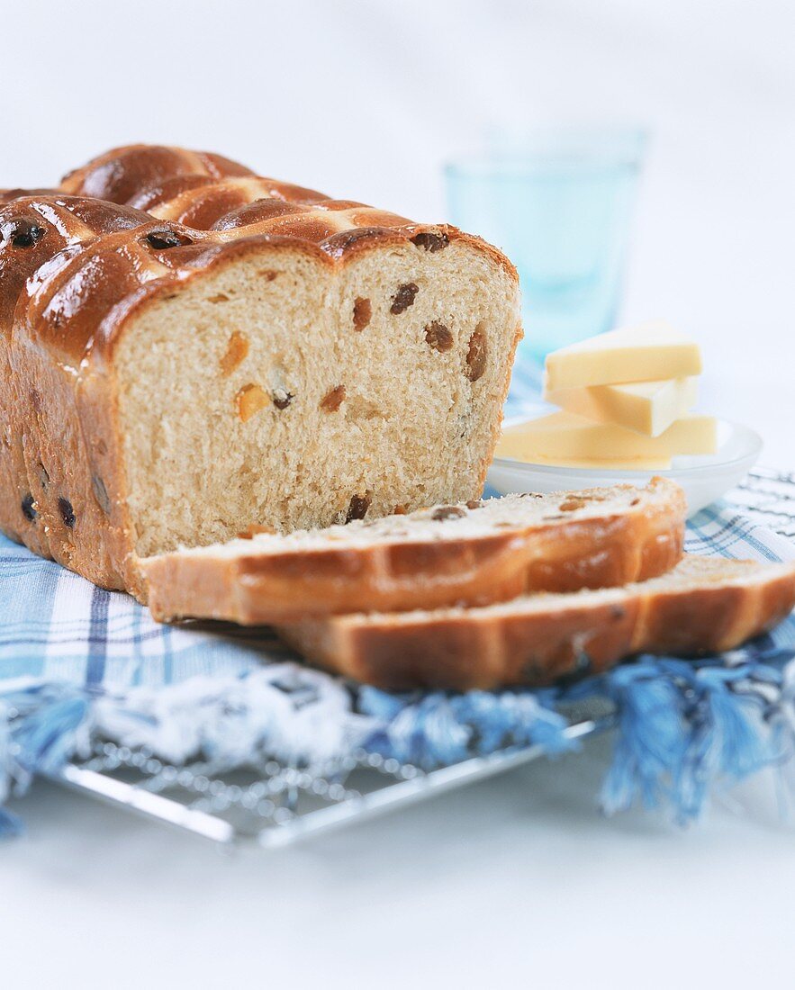 Hefekuchen mit Rosinen (angeschnitten); Butter