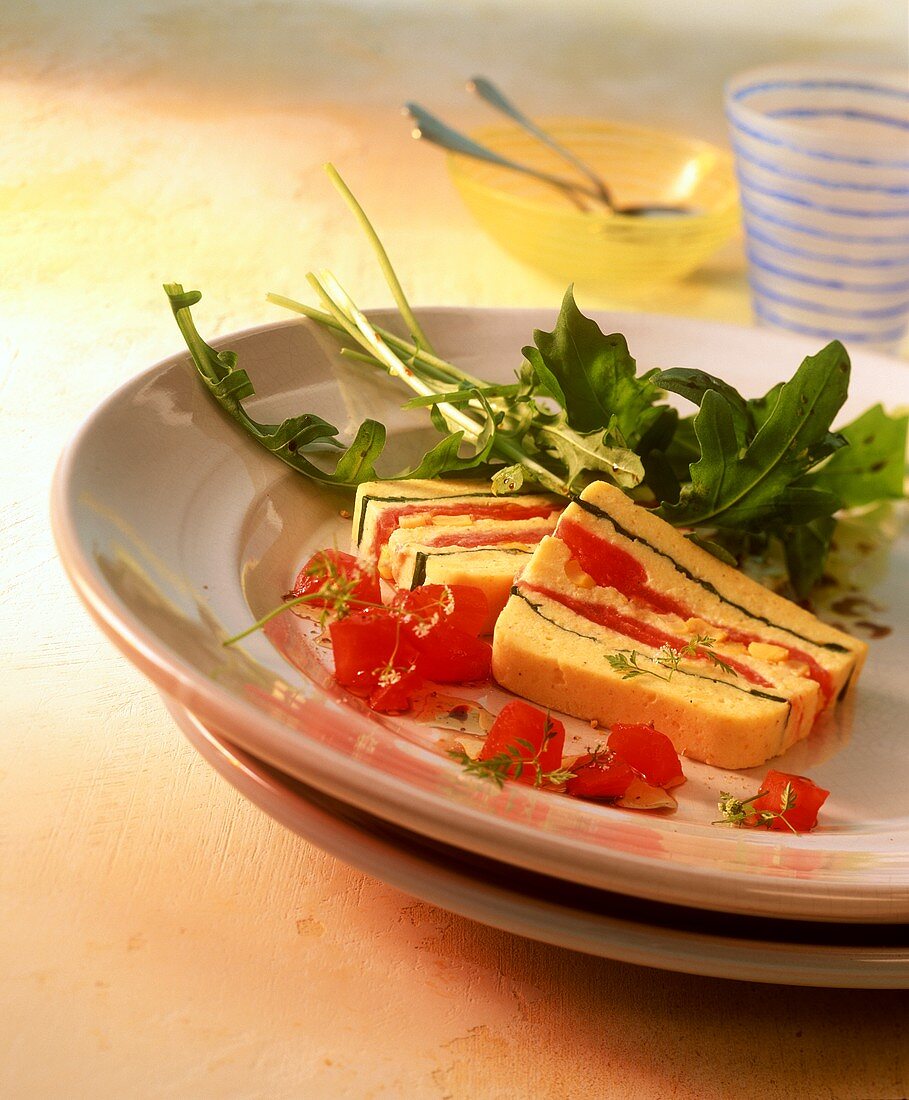 Polenta-Tomaten-Terrine mit Rucola