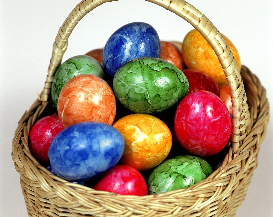 Bunt gefärbte Eier im Korb