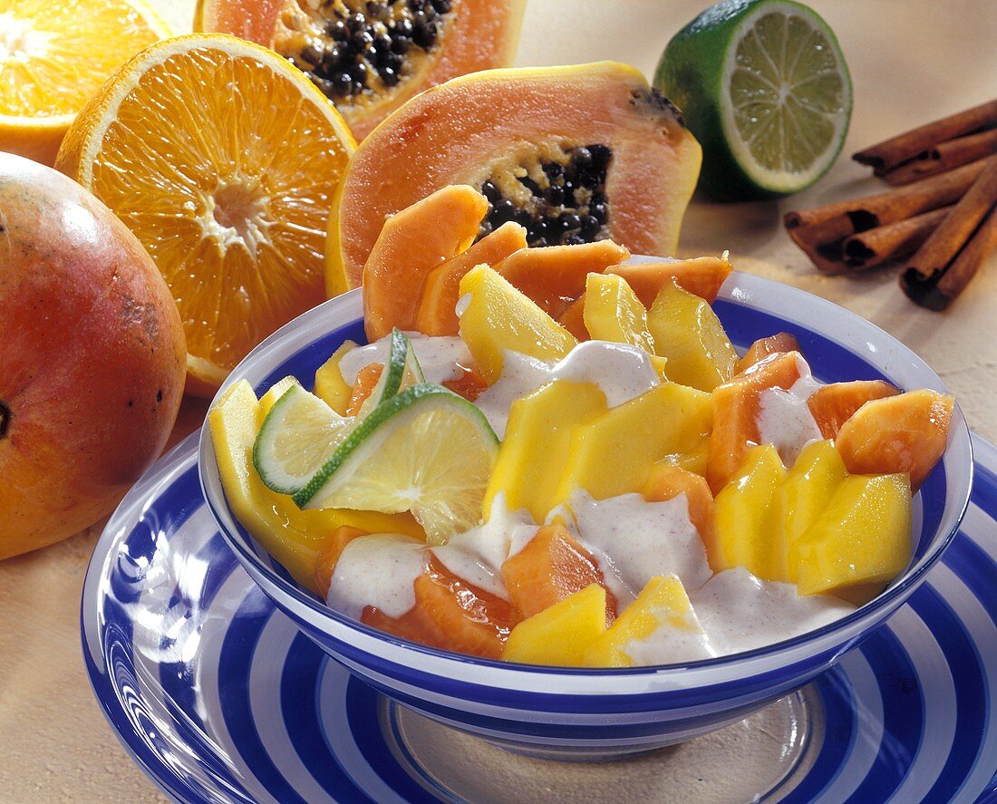 Mango-Papaya-Salat mit saurer Sahne und Zimt