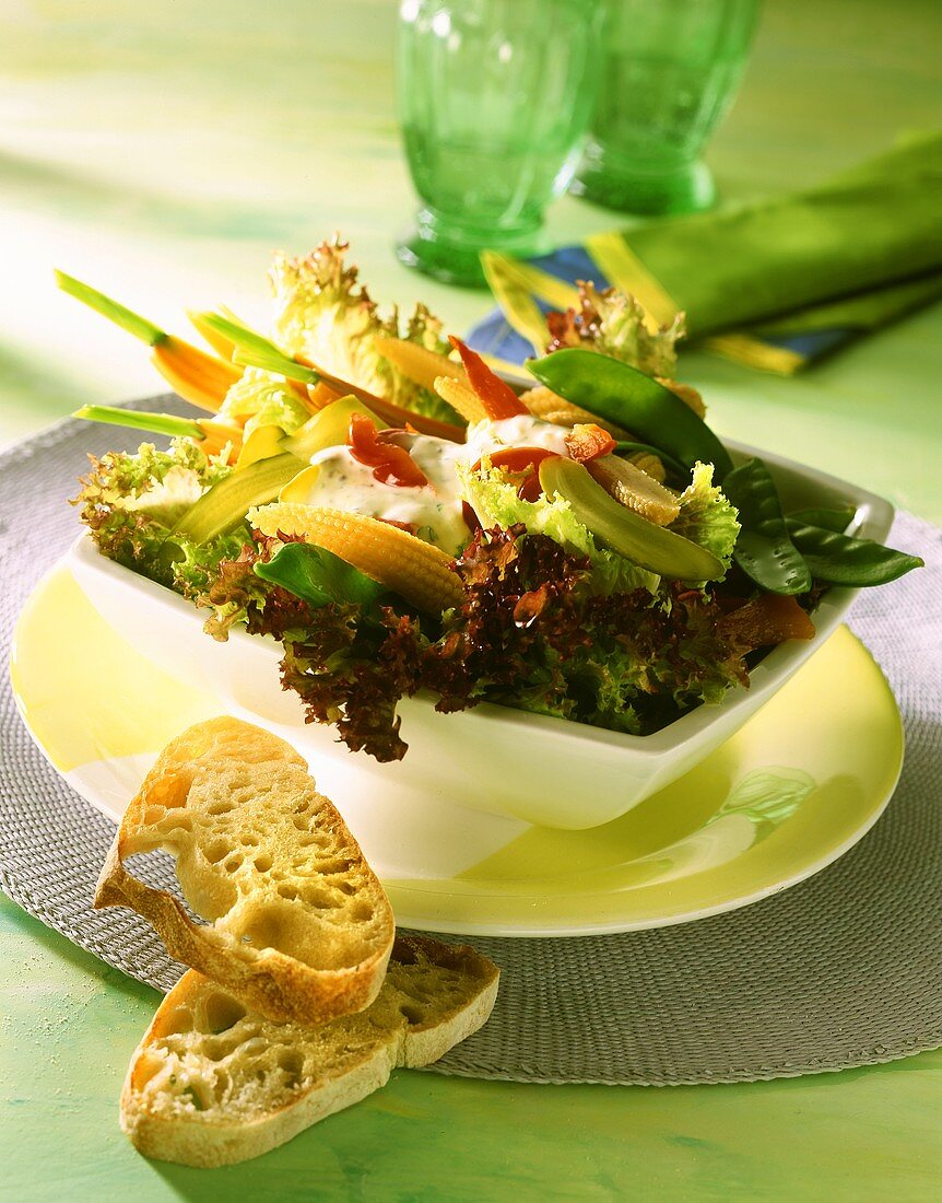 Blattsalat mit Gemüse und Maiskölbchen; Weißbrot