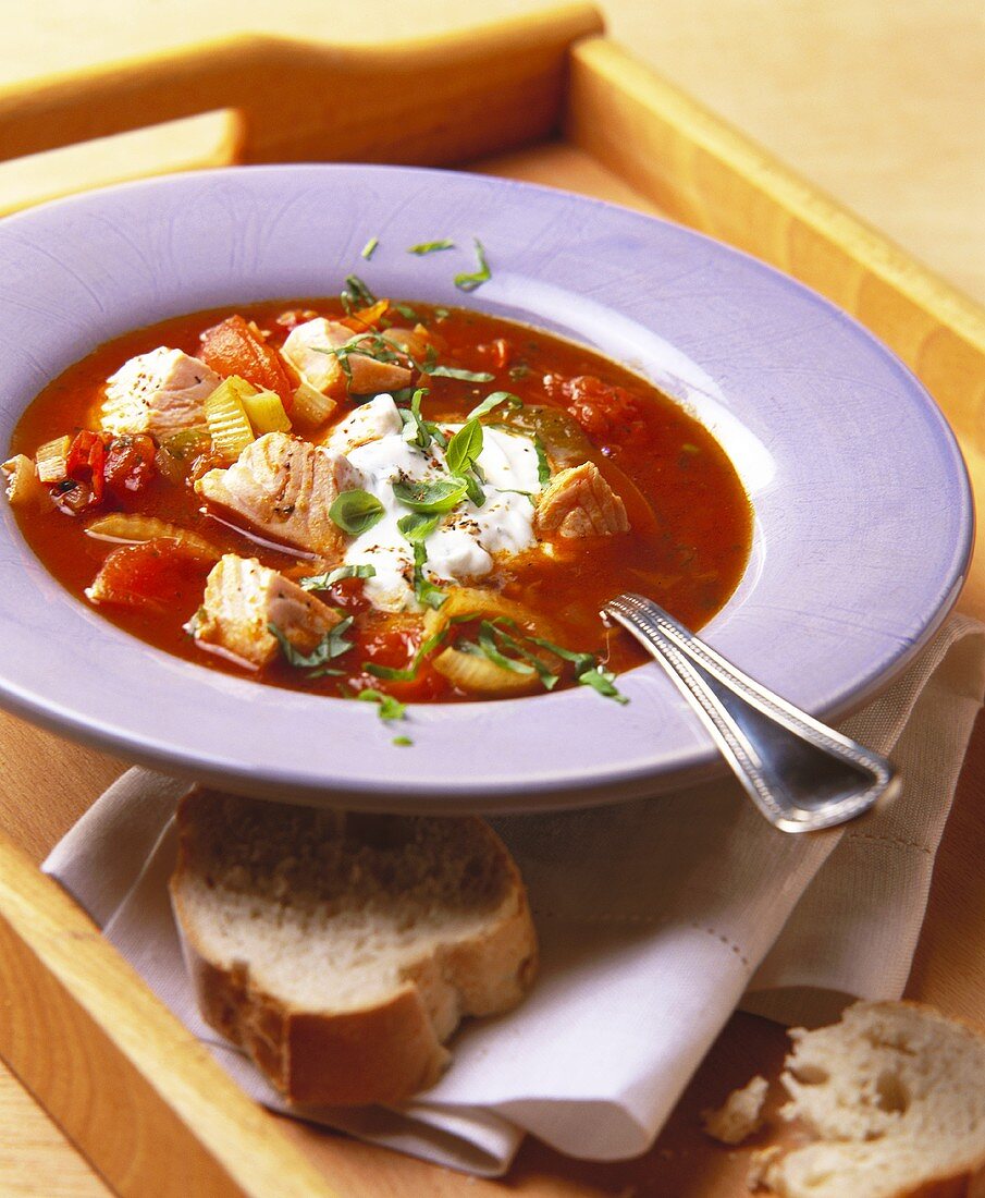 Tomaten-Fenchel-Suppe mit Lachswürfeln und Basilikumsahne