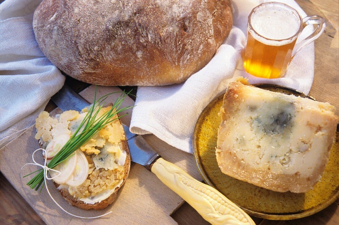 Belegtes Brot mit Tiroler Graukäse; Bier