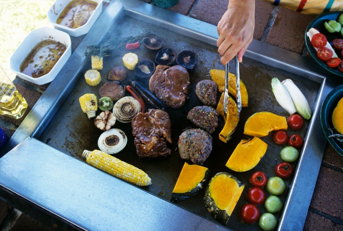 Fleisch und Gemüse auf australischem Grill