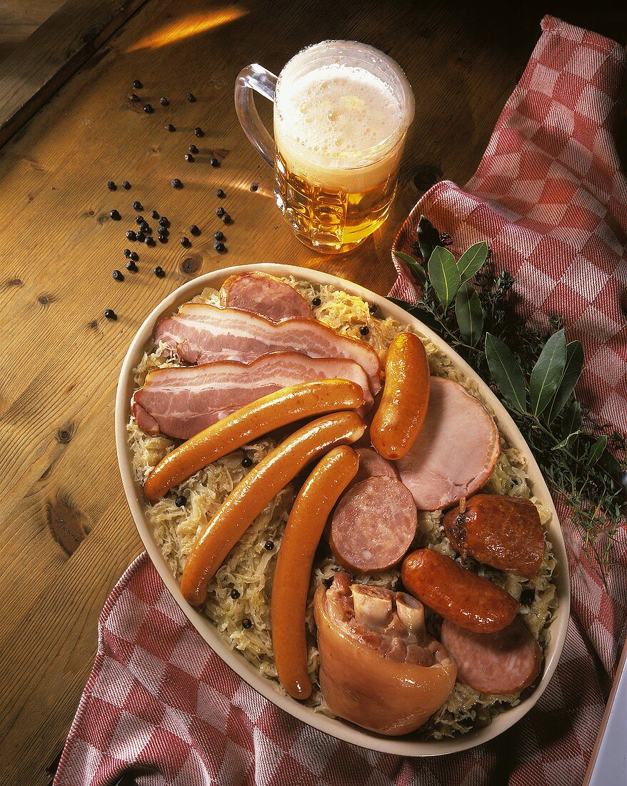 Elsässische Schlachtplatte mit Sauerkraut und Bier