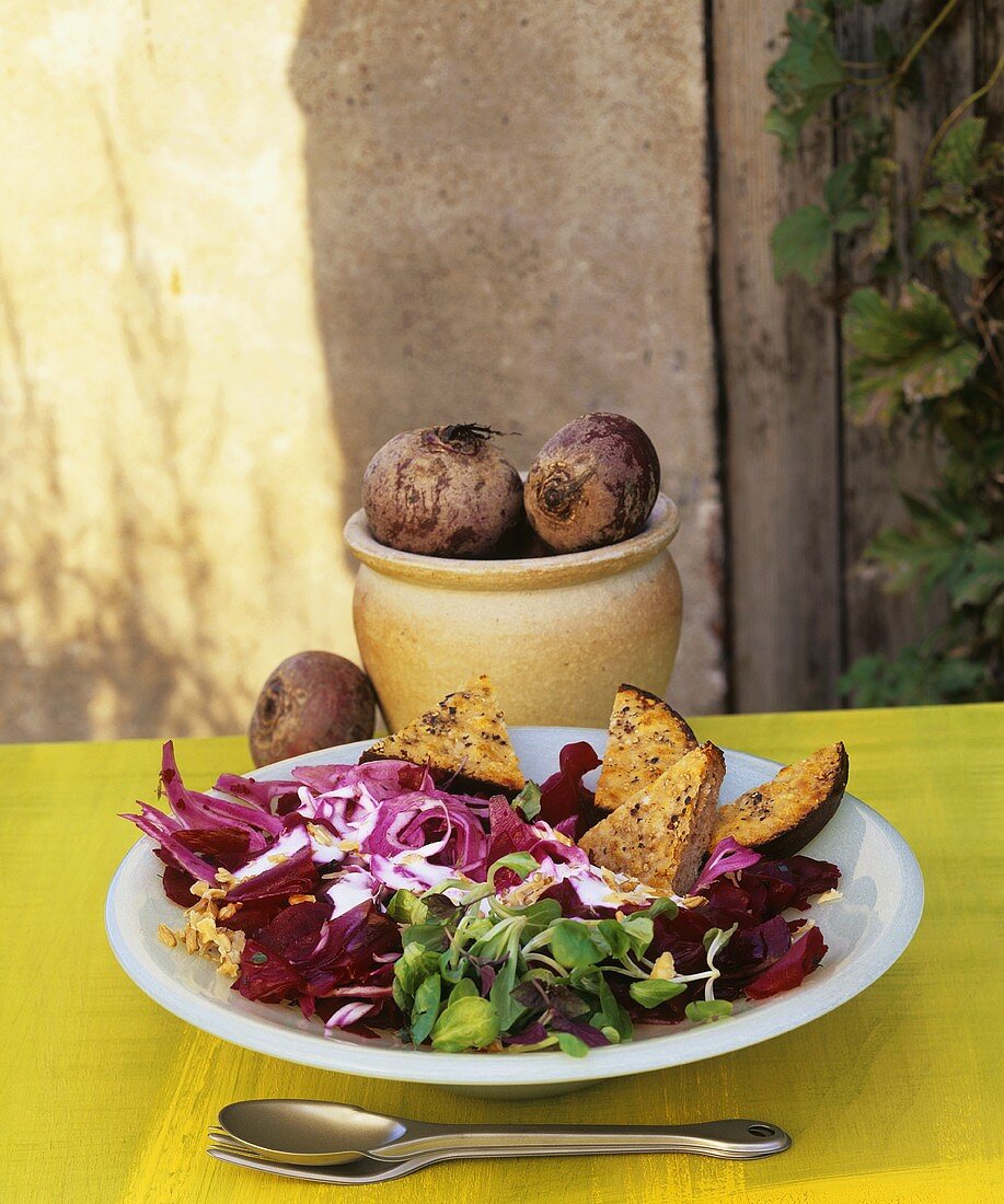 Rote-Bete-Salat mit Knoblauchbaguette