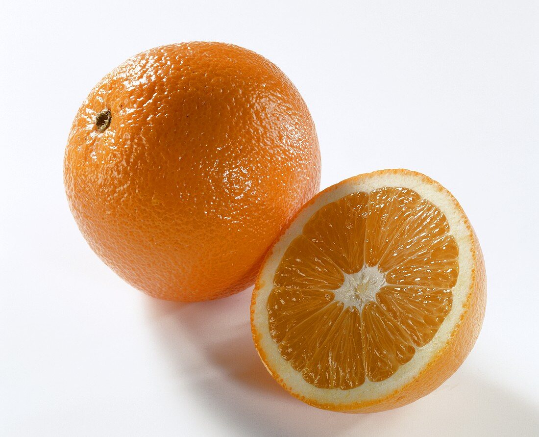 Orange und Orangenhälfte
